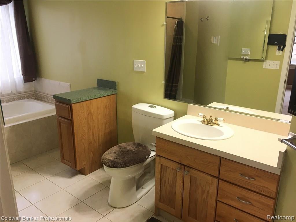 1890 East Hamlin Road Rochester, MI 48307 - Photo 20 of 32 1890 Hamlin Master Bath1.JPG