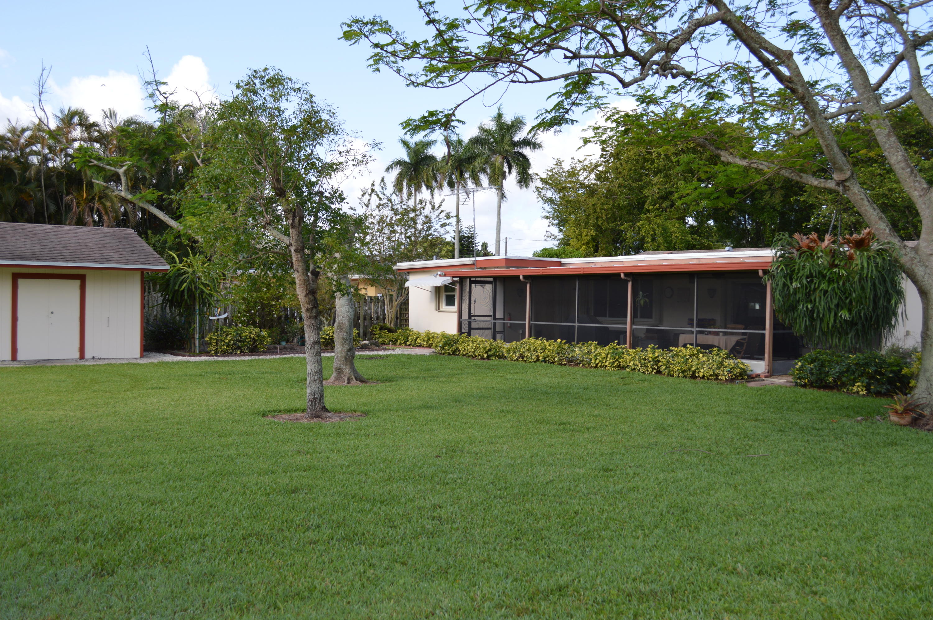 81 Akron Road Lake Worth, FL 33467 - Photo 4 of 10 DSC_0014