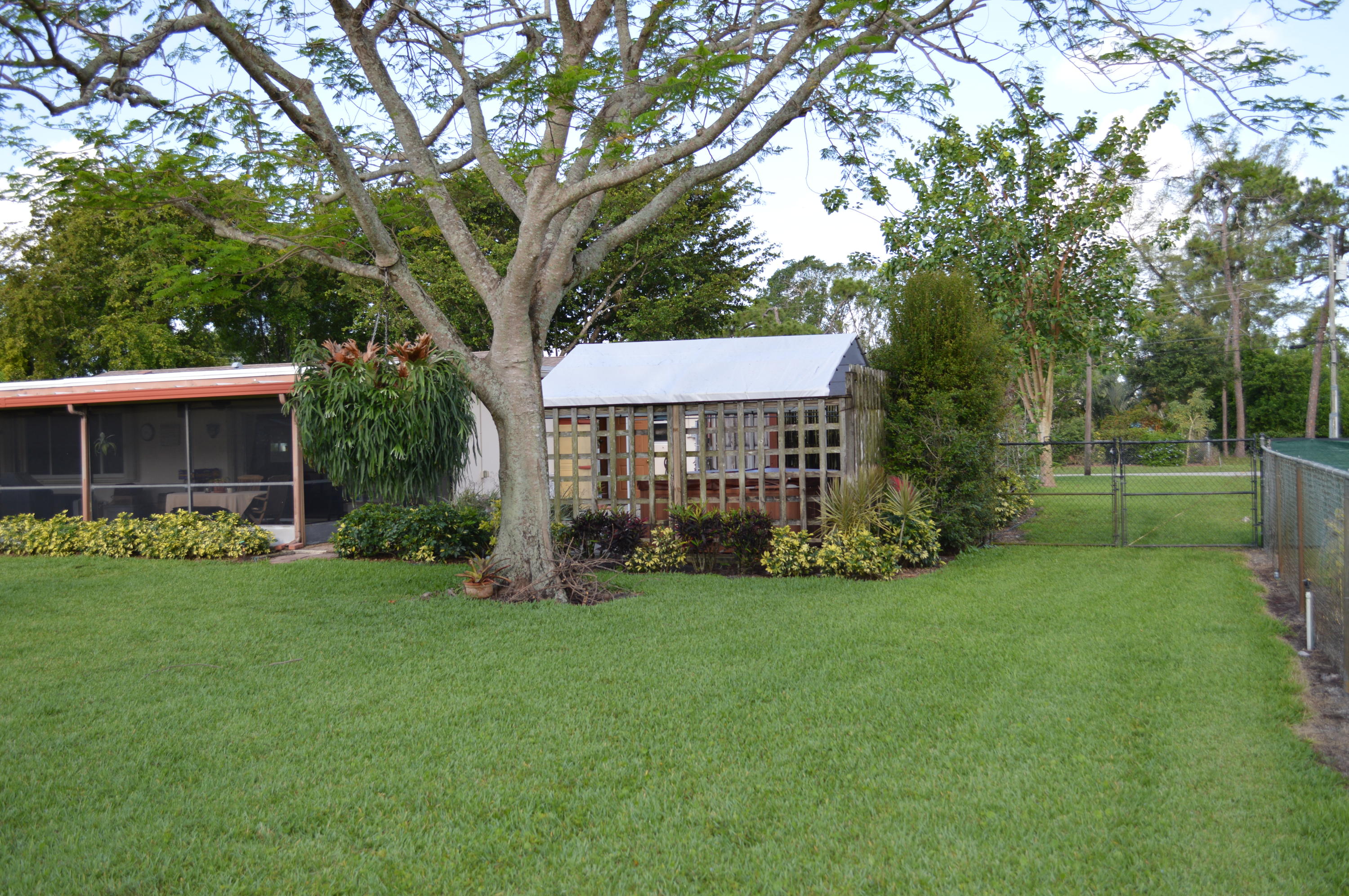 81 Akron Road Lake Worth, FL 33467 - Photo 5 of 10 DSC_0015