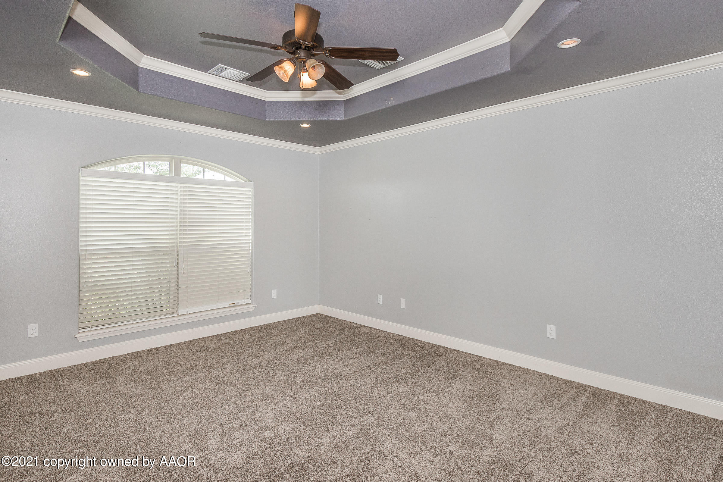 3908 Arden Road Amarillo, TX 79118 - Photo 10 of 25 en empty room with windows and ceiling fan