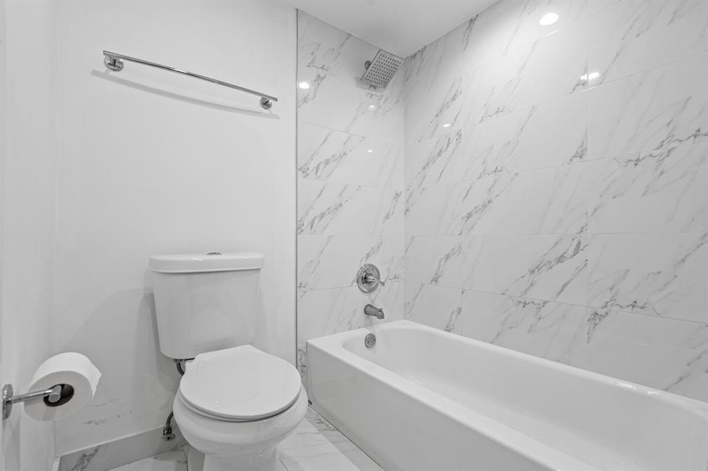 9225 Southwest 87th Avenue, Unit A7 Miami, FL 33176 - Photo 29 of 35 a bathroom with a toilet and a bathtub