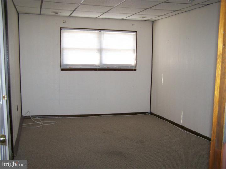 101 Nathaniel Road Newark, DE 19713 - Photo 11 of 13 an empty room with a window