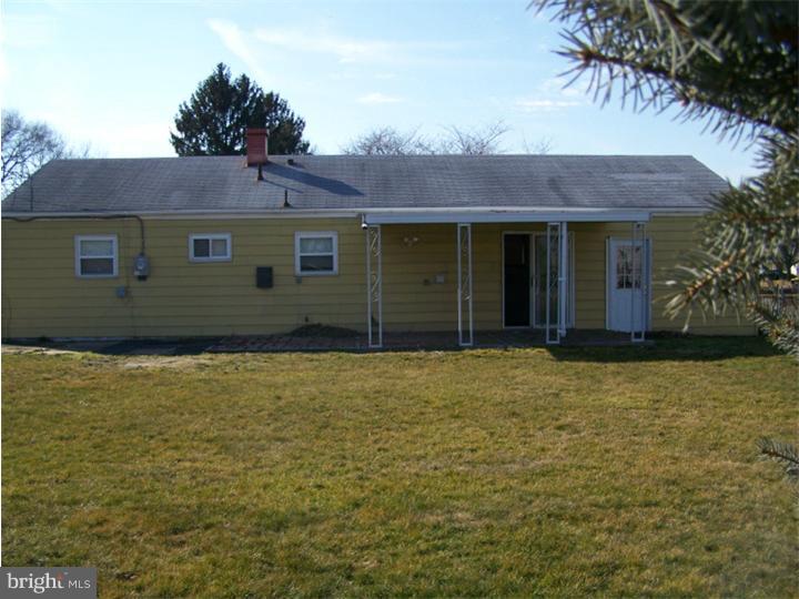 101 Nathaniel Road Newark, DE 19713 - Photo 3 of 13 a front view of a house with a garden