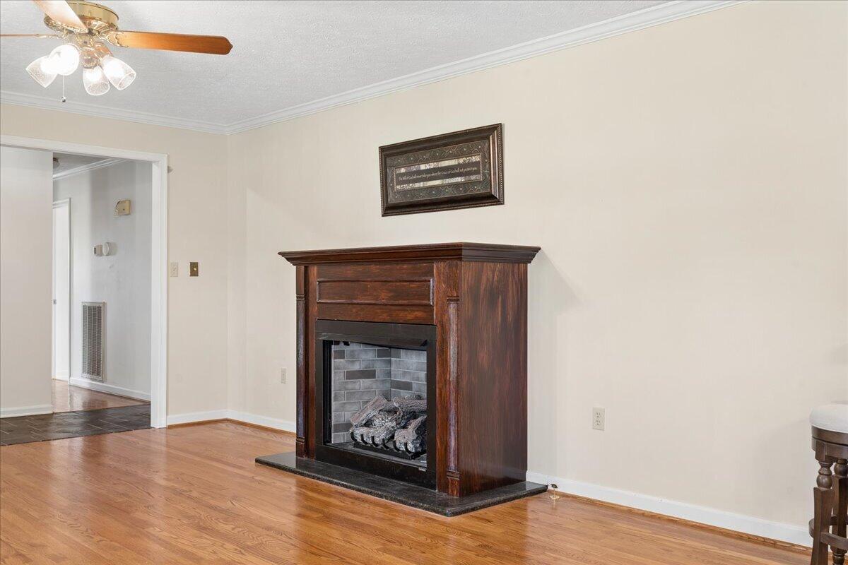 218 North Branch Road Bedford, VA 24523 - Photo 6 of 58 Living Room
