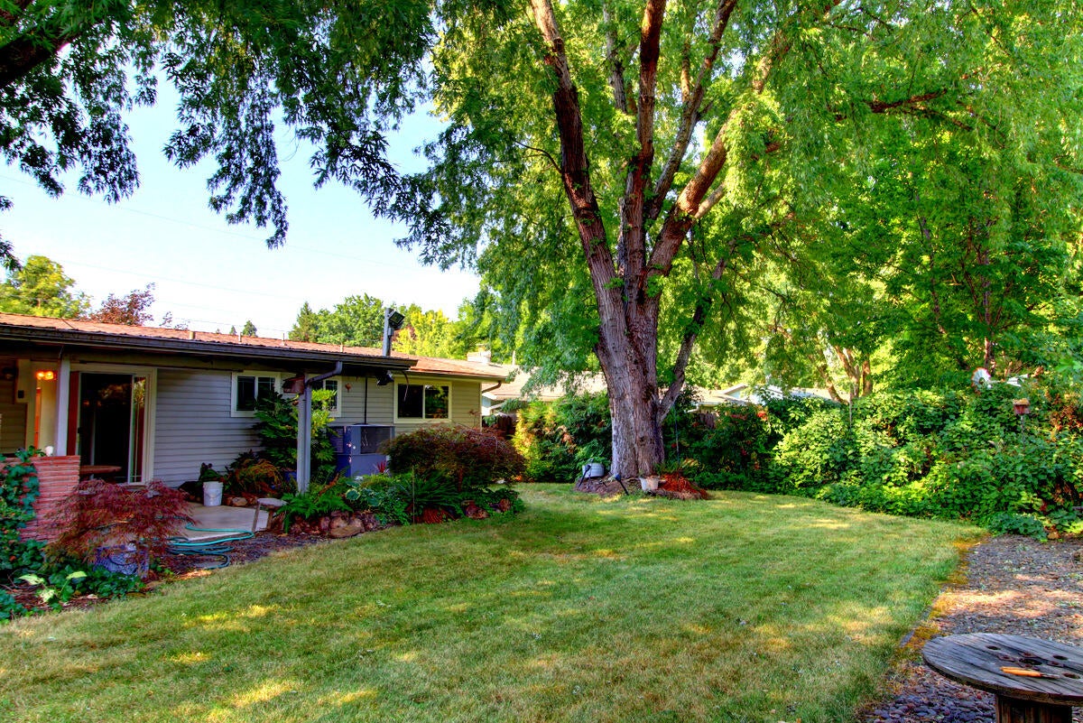 207 Victoria Way Central Point, OR 97502 - Photo 4 of 16 IMG_1437_8_9