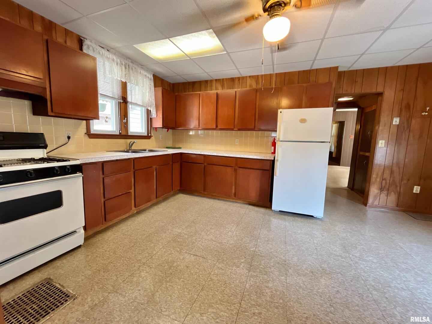 633 4th Avenue South Clinton, IA 52732 - Photo 12 of 34