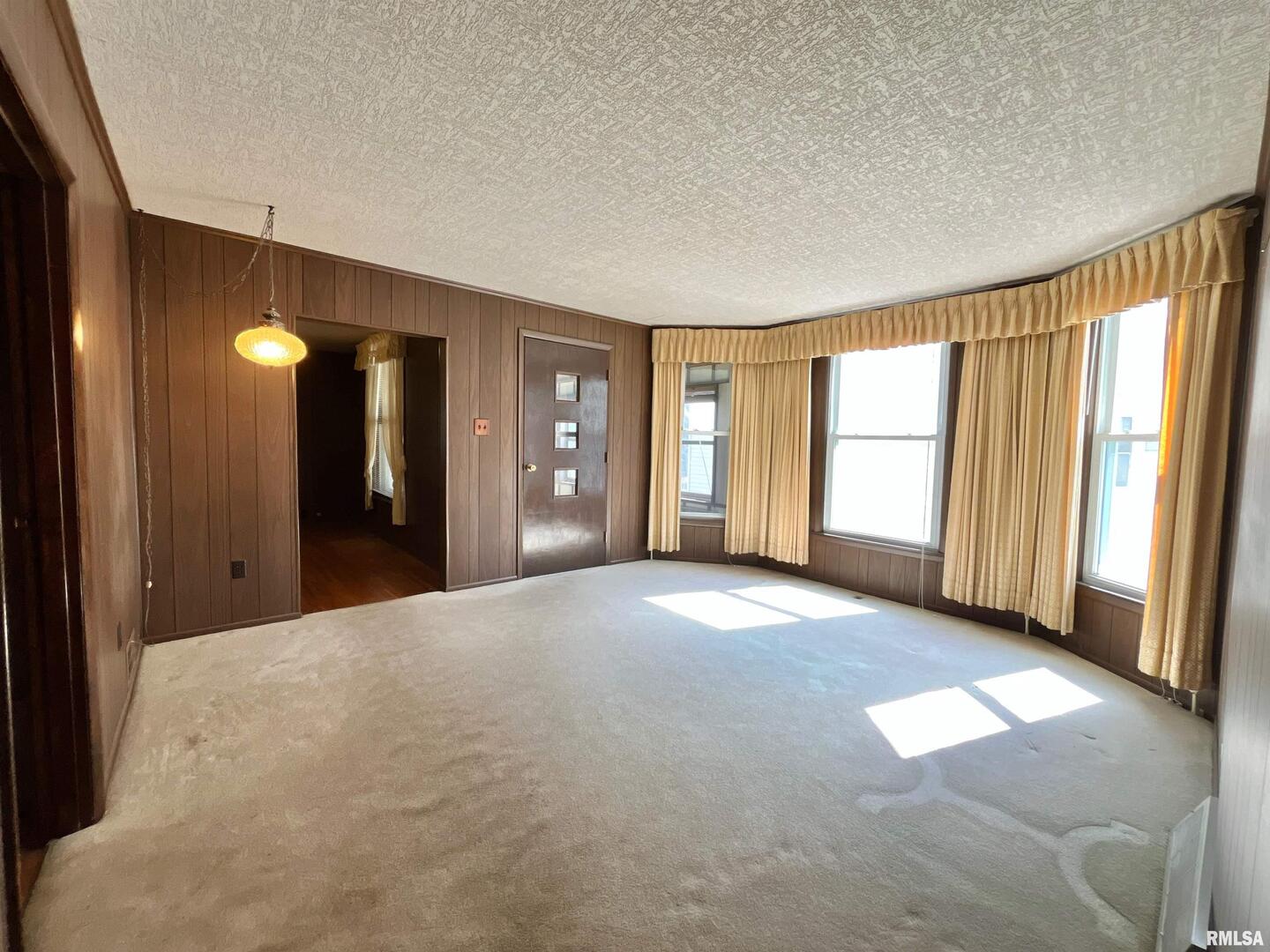 633 4th Avenue South Clinton, IA 52732 - Photo 5 of 34