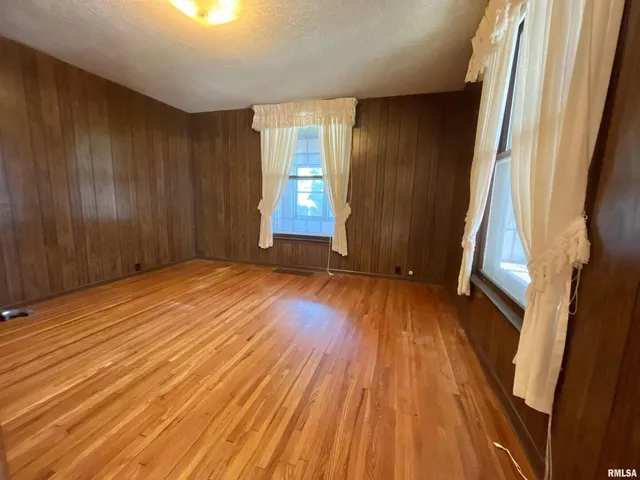 $115,000 | 633 4th Avenue South, Clinton, IA 52732