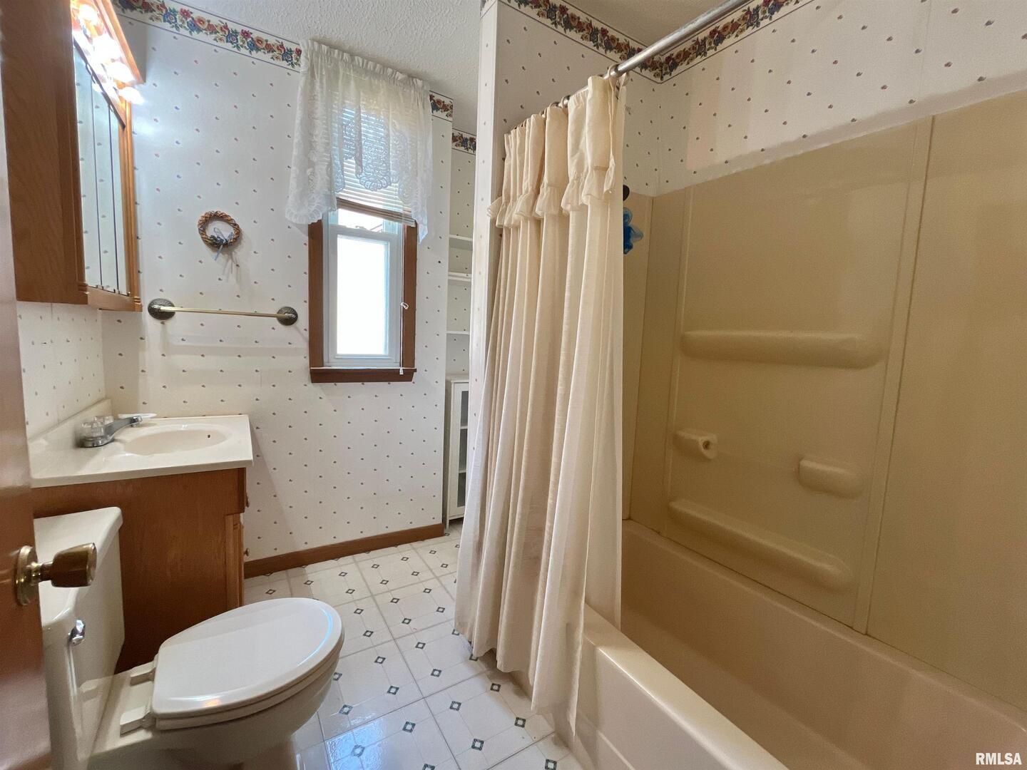 633 4th Avenue South Clinton, IA 52732 - Photo 10 of 34