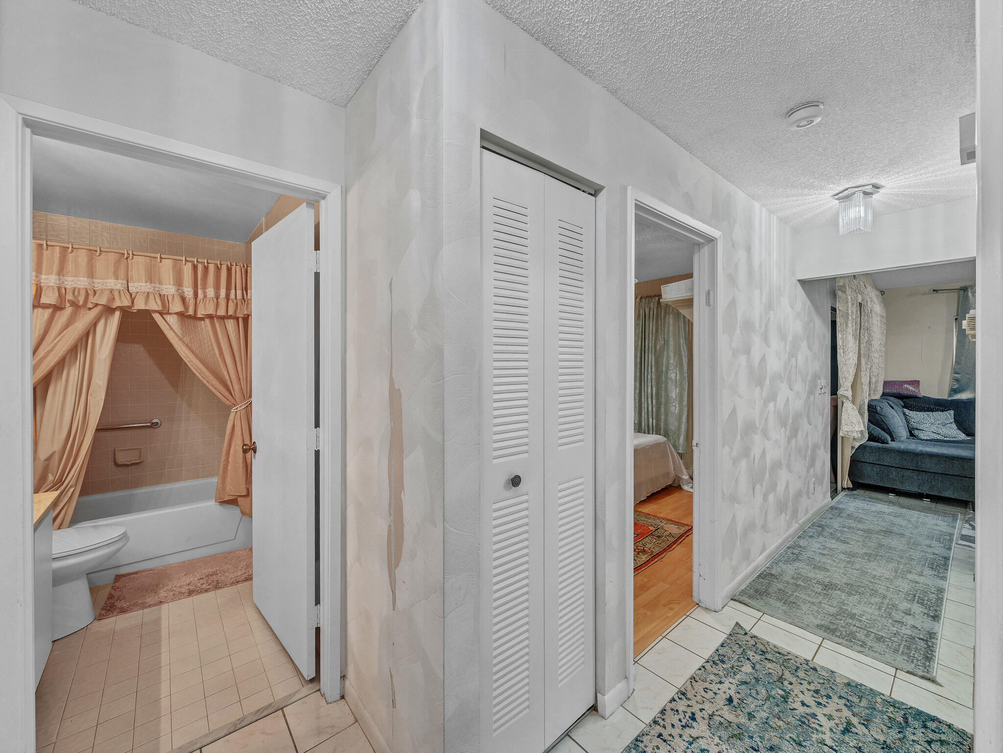 8592 Sunbird Place Boca Raton, FL 33496 - Photo 29 of 44 Hallway