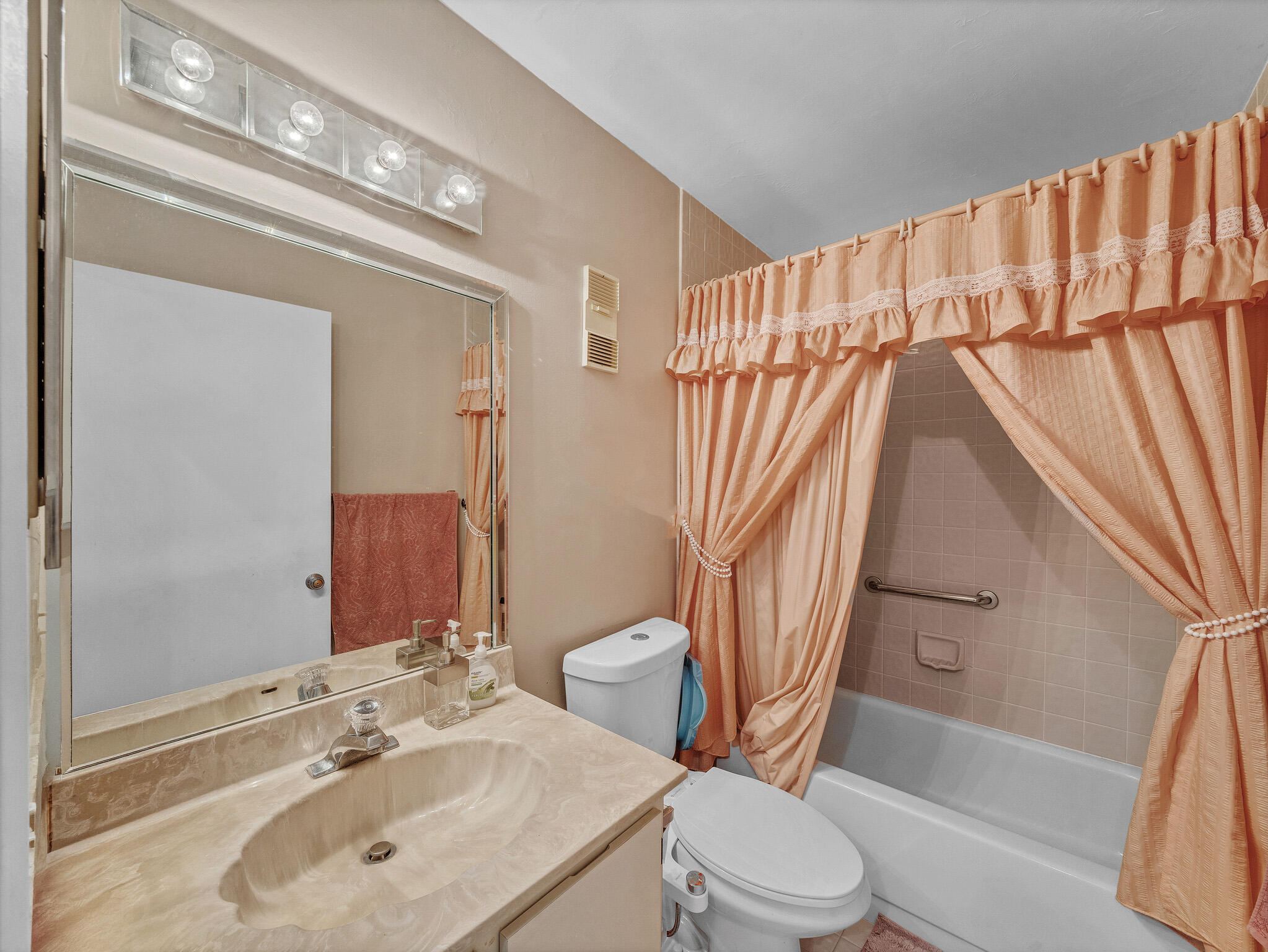 8592 Sunbird Place Boca Raton, FL 33496 - Photo 30 of 44 16 Guest Bathroom (1)