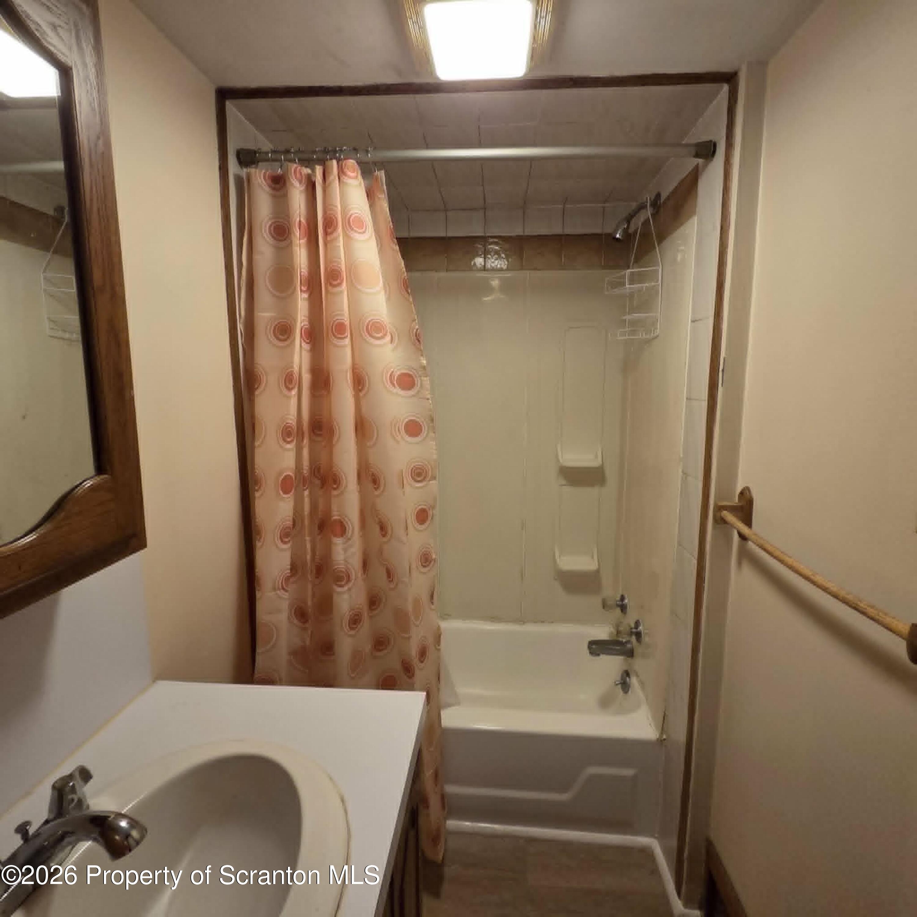 140 East Grove Street Taylor, PA 18517 - Photo 16 of 16 Full Bathroom