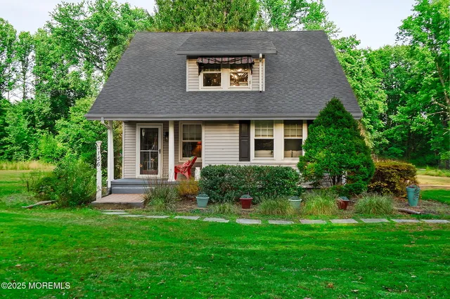 a view of a house with a yard and plants