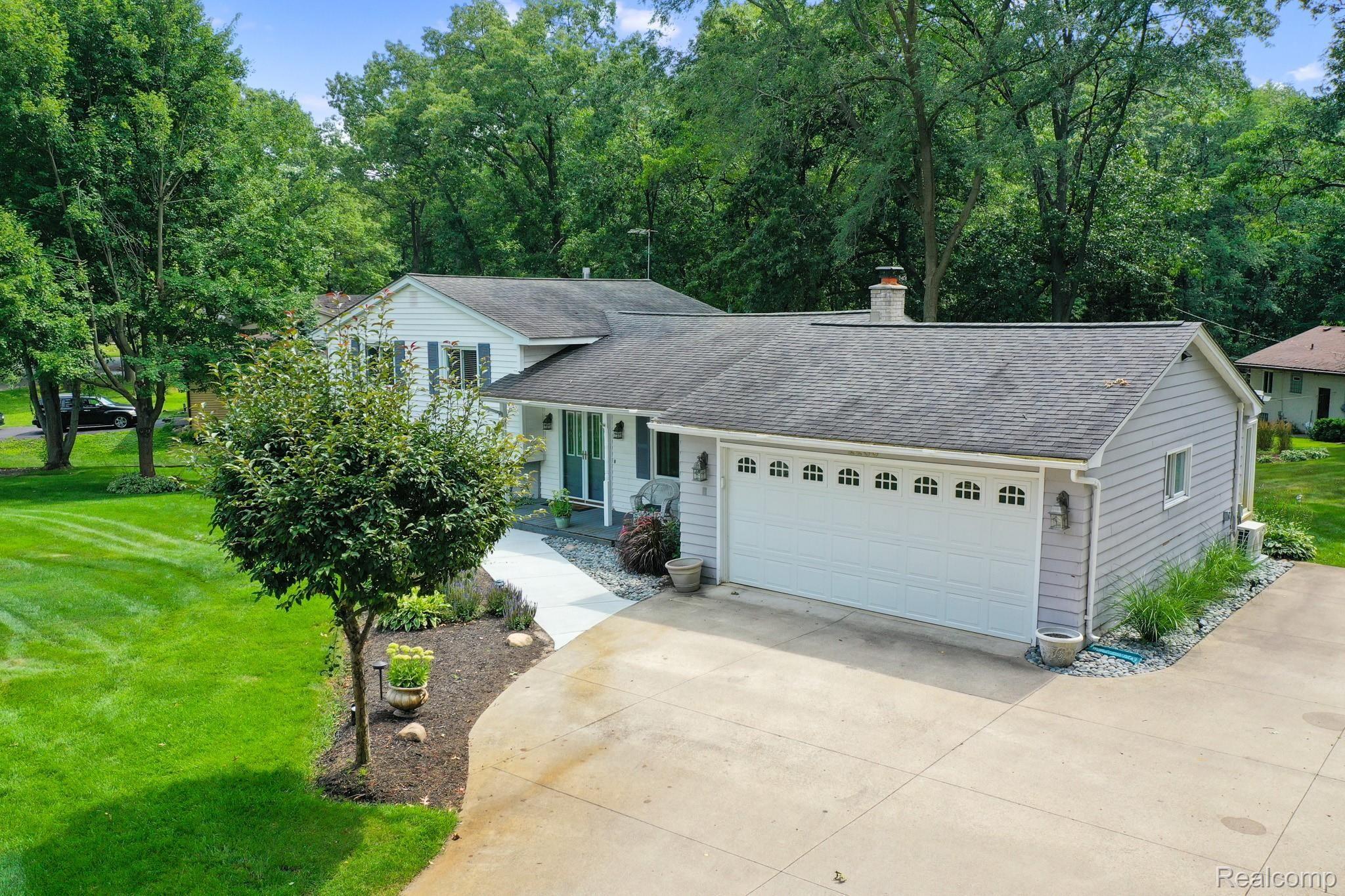 2250 Keith Road West Bloomfield, MI 48324 - Photo 3 of 49 DJI_0140.jpg