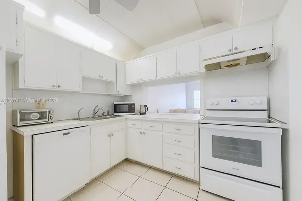 $1,450 | 215 Southeast 3rd Avenue, Unit 304B, Hallandale Beach, FL 33009