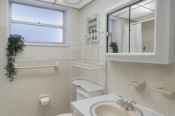 $1,450 | 215 Southeast 3rd Avenue, Unit 304B, Hallandale Beach, FL 33009