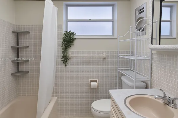 $1,450 | 215 Southeast 3rd Avenue, Unit 304B, Hallandale Beach, FL 33009
