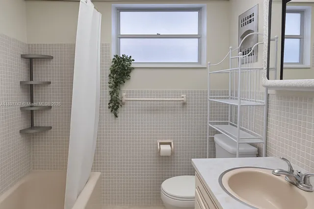 $1,450 | 215 Southeast 3rd Avenue, Unit 304B, Hallandale Beach, FL 33009