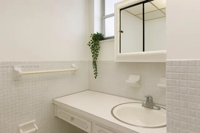 $1,450 | 215 Southeast 3rd Avenue, Unit 304B, Hallandale Beach, FL 33009