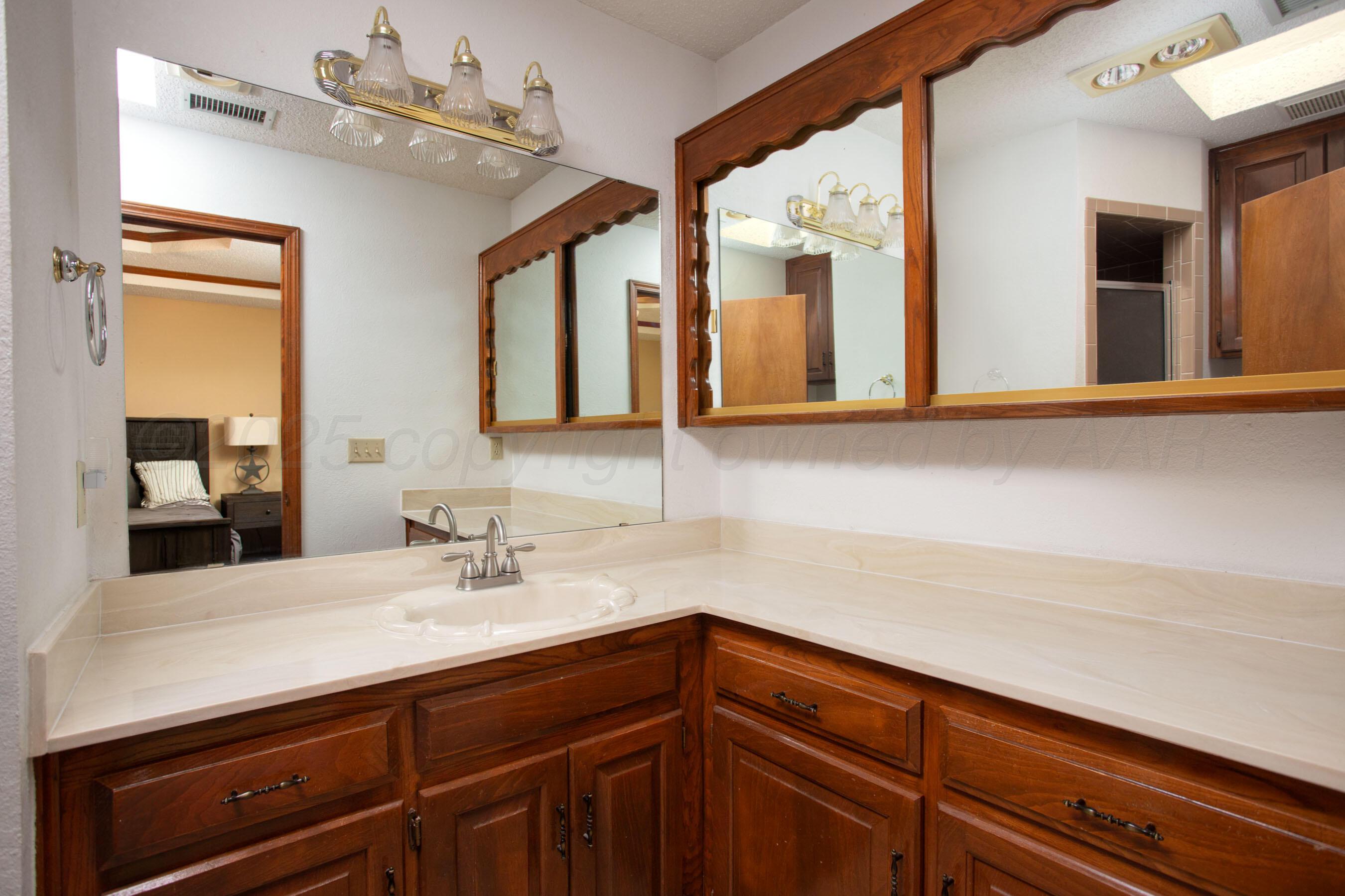 8001 Arbor Street Amarillo, TX 79110 - Photo 17 of 25 Primary Bathroom