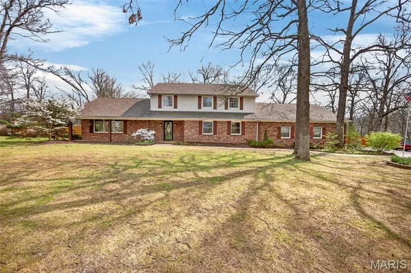 $439,000 | 20200 Northwest Oakwood Drive, Lebanon, MO 65536