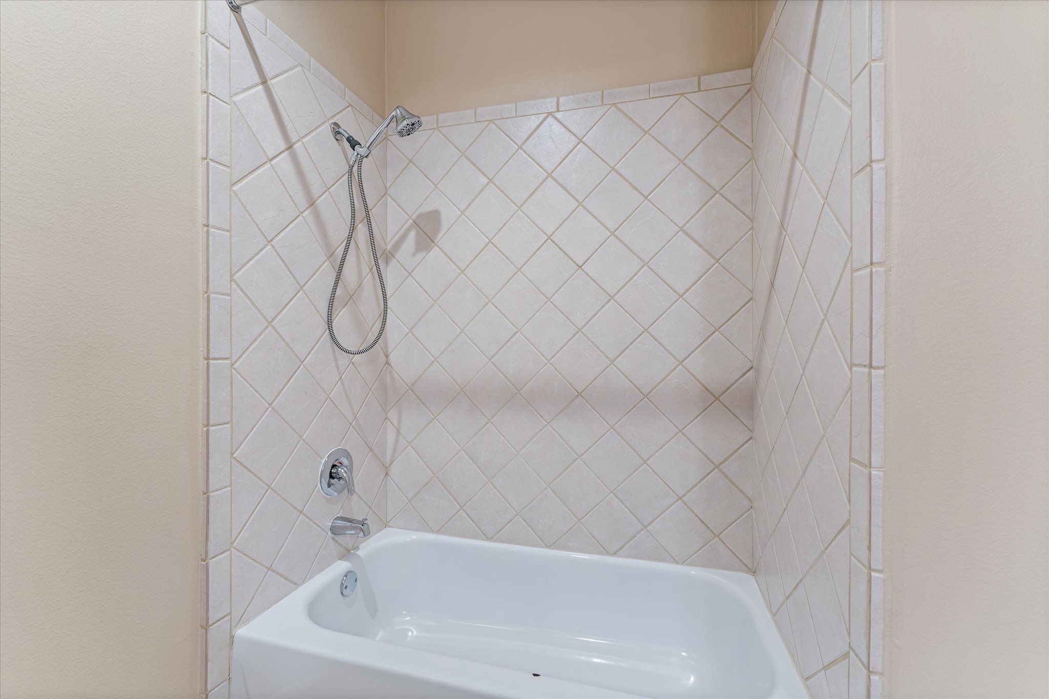 447 North Gate Stone Houston, TX 77007 - Photo 29 of 38 Secondary Bath: Bath/Shower combo