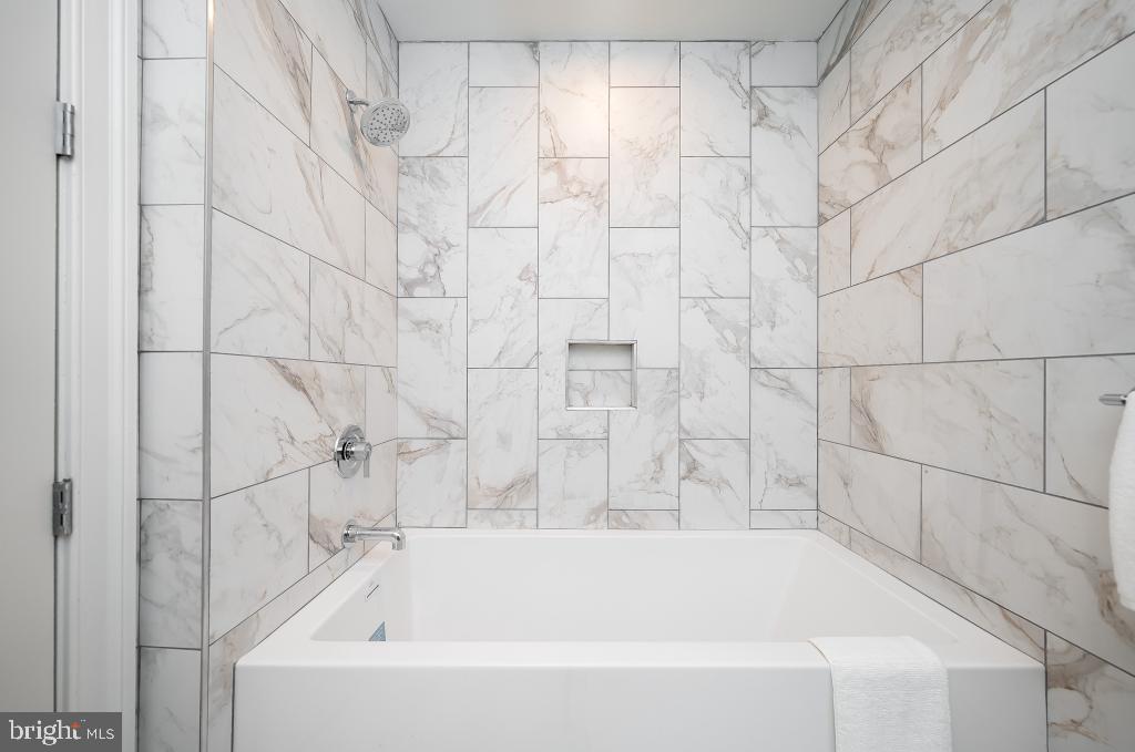 2301-61 John F Kennedy Boulevard, Unit 1001 Philadelphia, PA 19103 - Photo 32 of 39 a bathroom with a bathtub