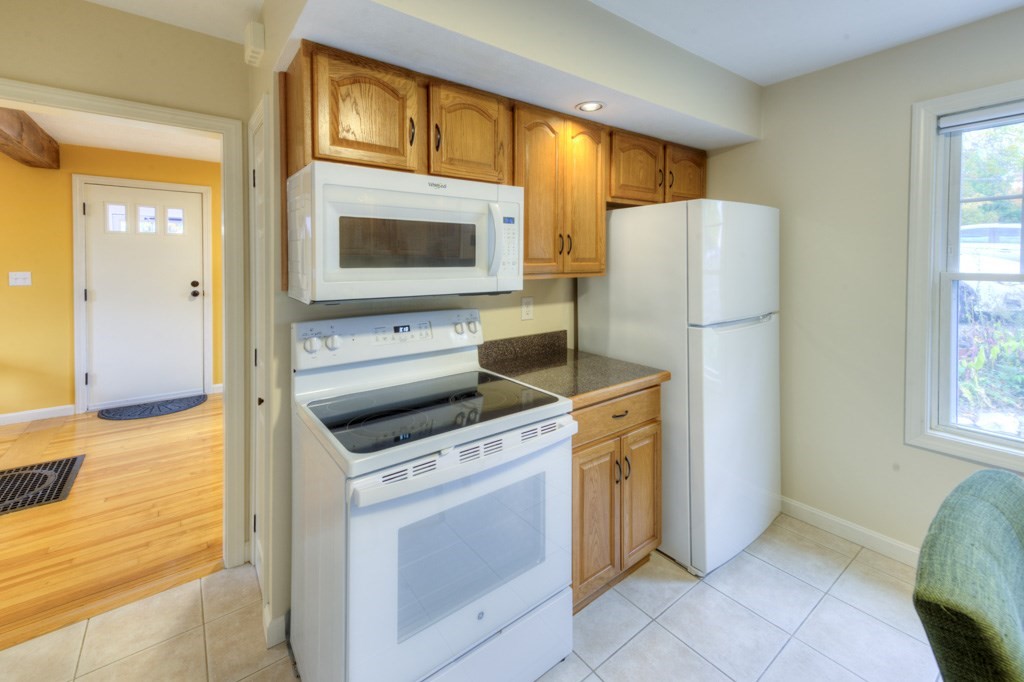 20 Alpine Trail Auburn, MA 01501 - Photo 21 of 40 a kitchen with a stove refrigerator and microwave