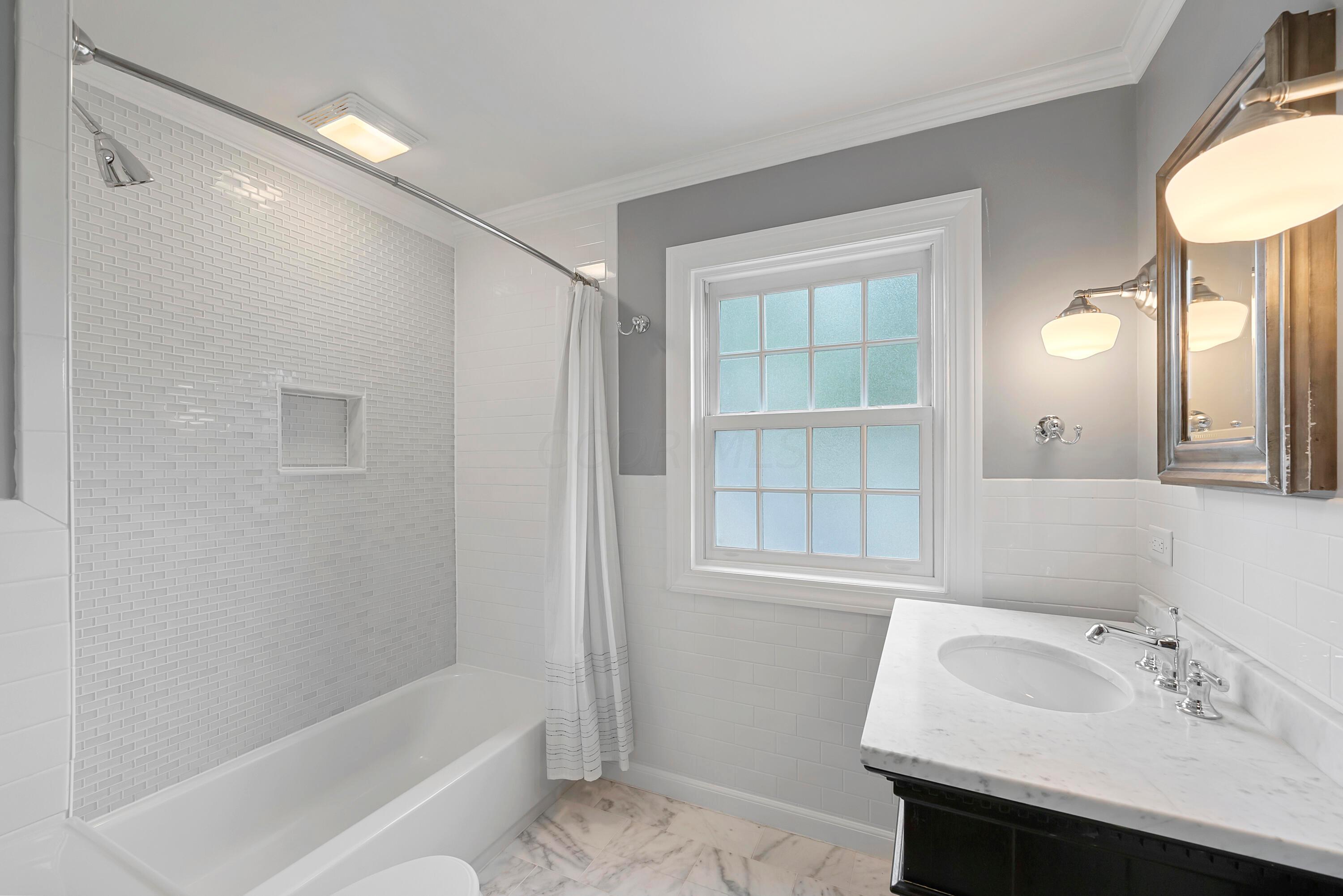 1907 North Devon Road Columbus, OH 43212 - Photo 25 of 44 Full bath