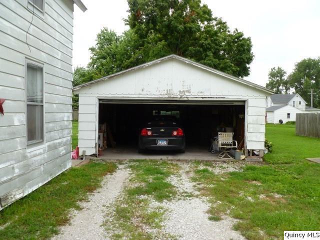 105 West 3rd Avenue La Harpe, IL 61450 - Photo 3 of 36