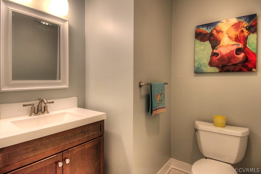 3121 East Brigstock Road Midlothian, VA 23113 - Photo 20 of 39 a bathroom with a toilet a sink and mirror