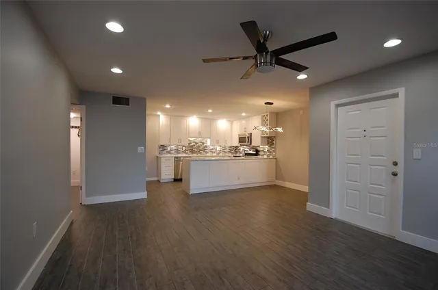 $1,800 | 1258 Pine Ridge Circle West, Unit E2, Tarpon Springs, FL 34688