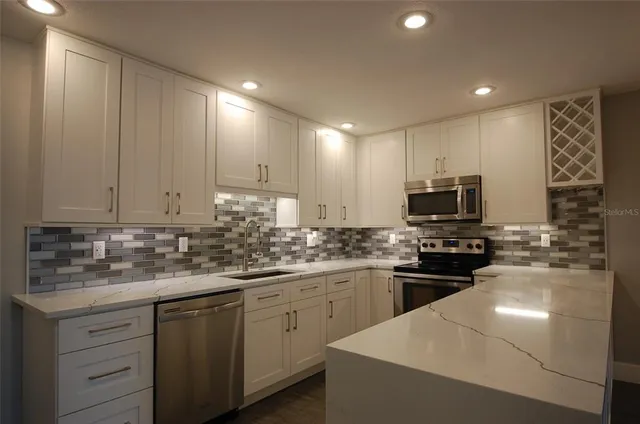 $1,800 | 1258 Pine Ridge Circle West, Unit E2, Tarpon Springs, FL 34688