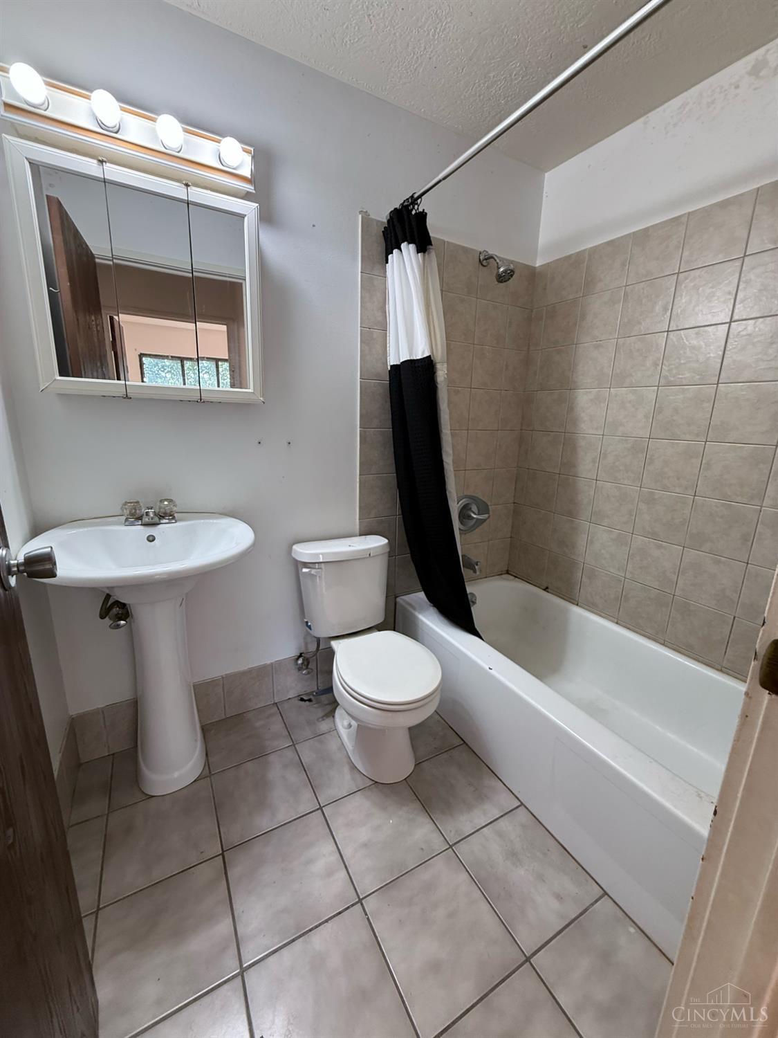 6644 Hearne Road, Unit 201 Cincinnati, OH 45248 - Photo 6 of 9 Gallery Image 6