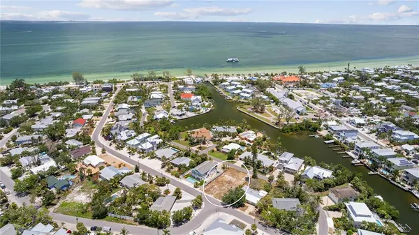 $1,050,000 | 132 Crescent Drive, Anna Maria, FL 34216