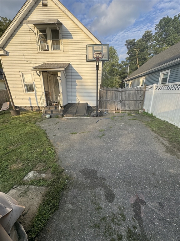 21 Fullerton Street Springfield, MA 01151 - Photo 4 of 32