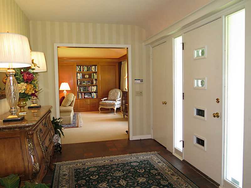125 Hartshorn Road Providence, RI 02906 - Photo 2 of 25 Entry.