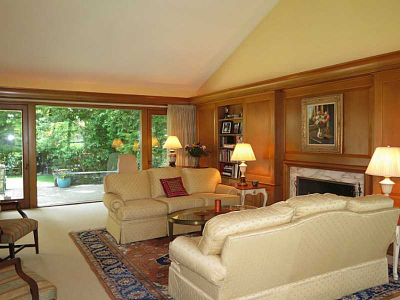 125 Hartshorn Road Providence, RI 02906 - Photo 3 of 25 Living Room.
