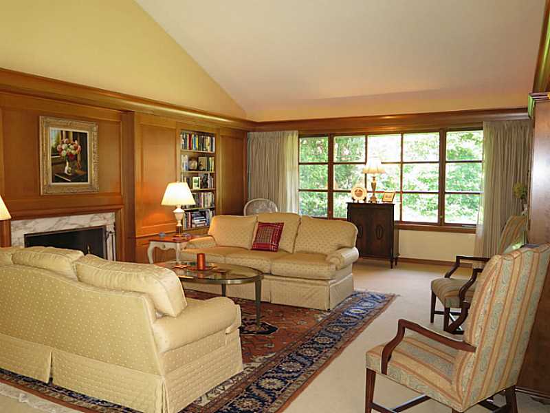 125 Hartshorn Road Providence, RI 02906 - Photo 4 of 25 Living Room.