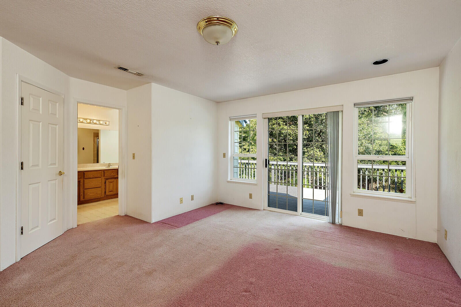 7212 Lower River Road Grants Pass, OR 97526 - Photo 18 of 31 Master room and bath