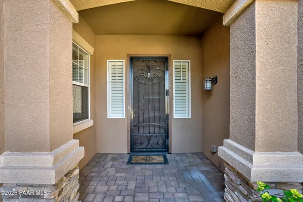 a view of an entryway with a livingroom
