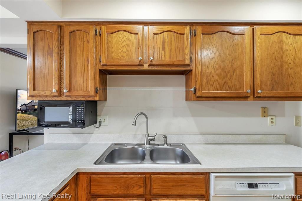 144 Meadow Ln Circle Rochester Hills, MI 48307 - Photo 15 of 36
