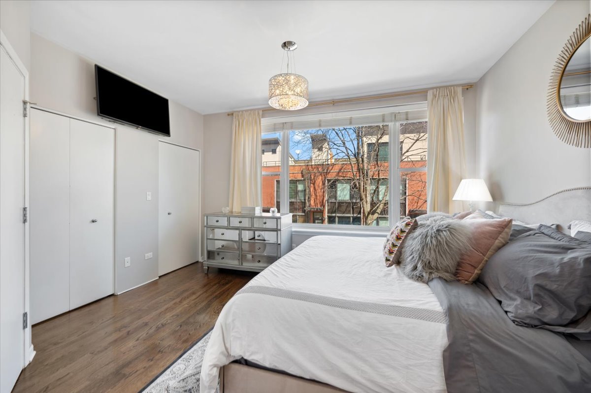 930 North Howe Street Chicago, IL 60610 - Photo 15 of 27 a bedroom with a large bed and a large window