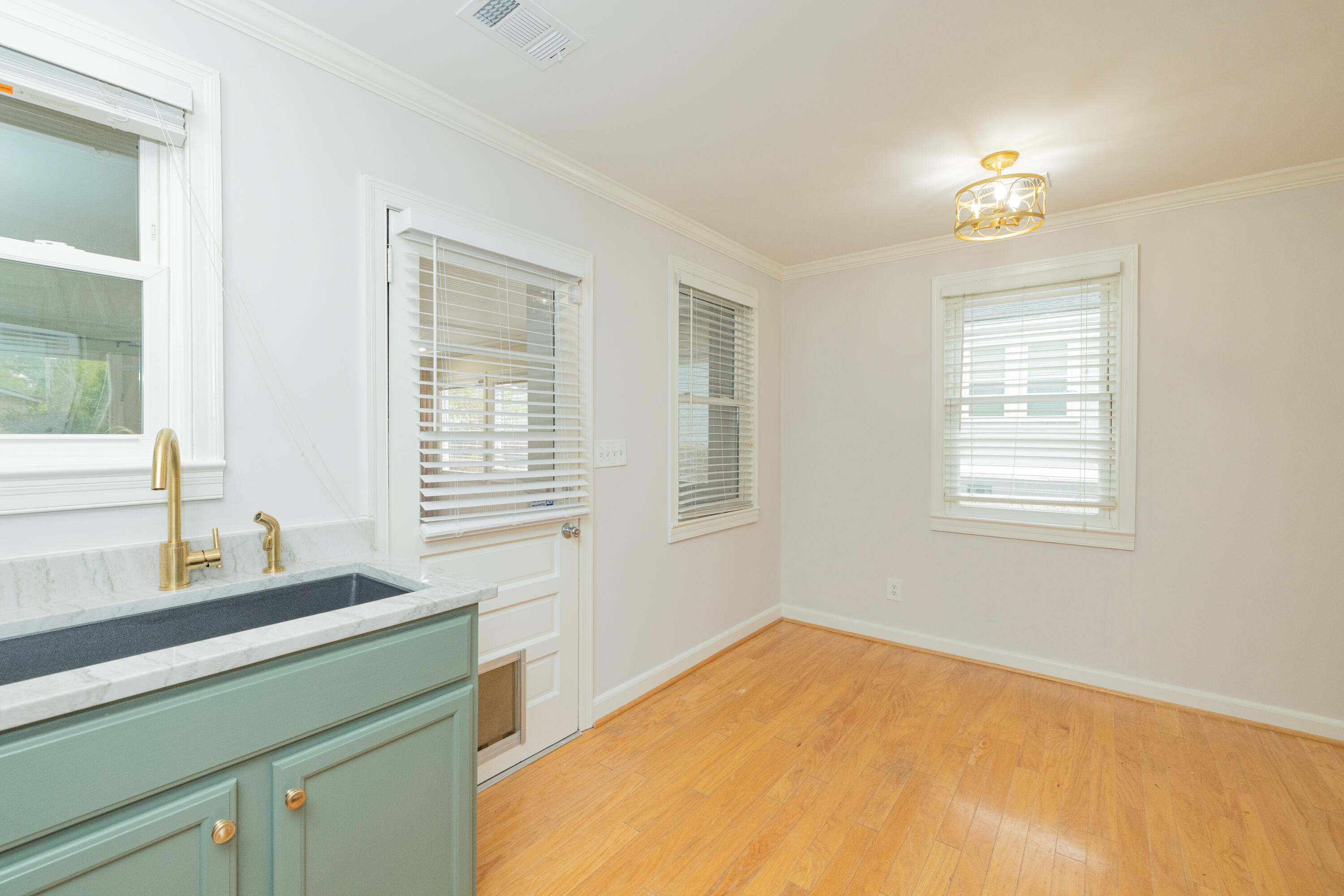 39 Wedgepark Road Charleston, SC 29407 - Photo 6 of 30 KITCHEN / DINING AREA