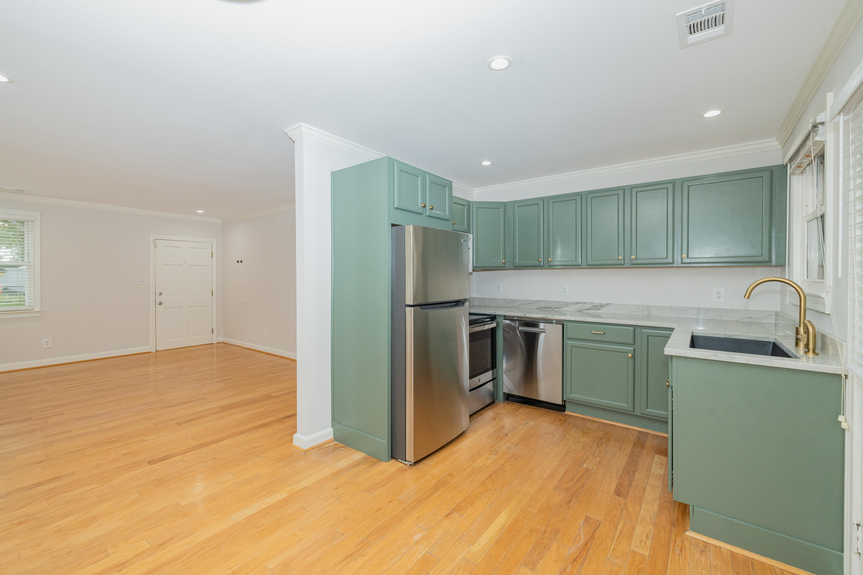 39 Wedgepark Road Charleston, SC 29407 - Photo 8 of 30 KITCHEN