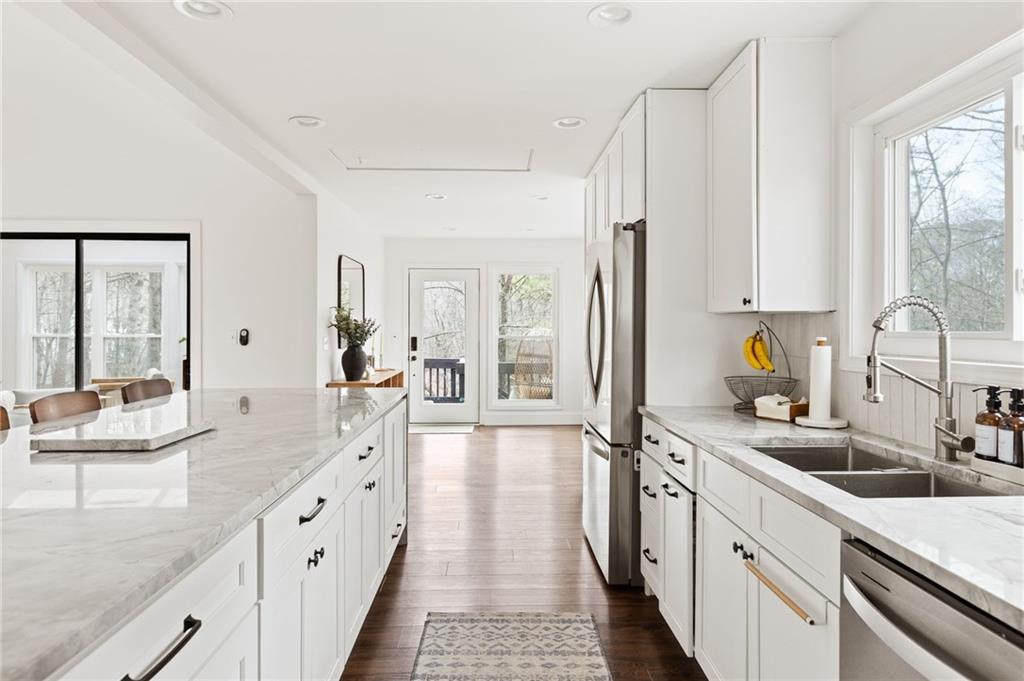 110 Lake Top Court Roswell, GA 30076 - Photo 4 of 52