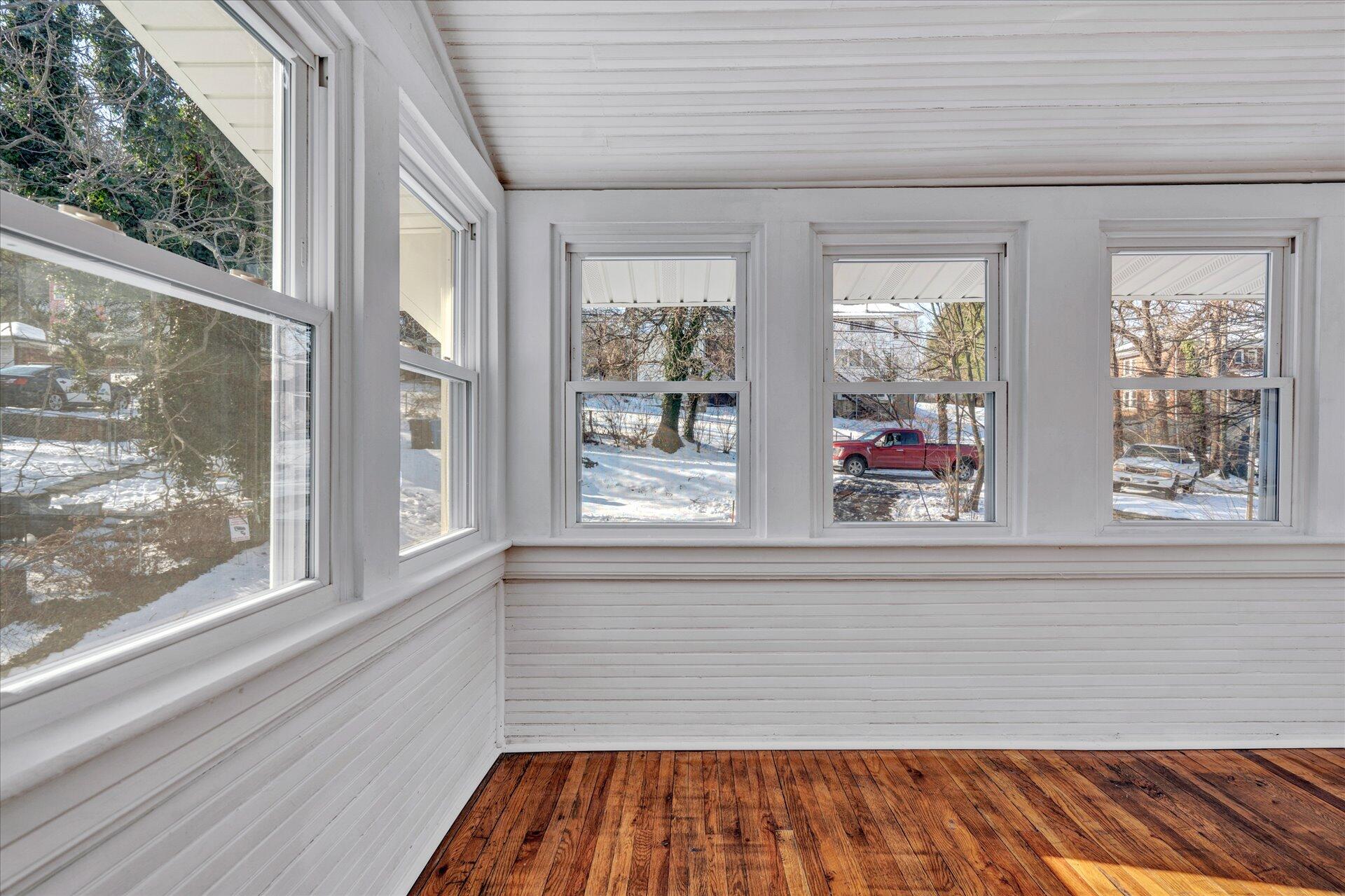 513 Riverland Road Southeast Roanoke, VA 24014 - Photo 14 of 26 Light & Bright