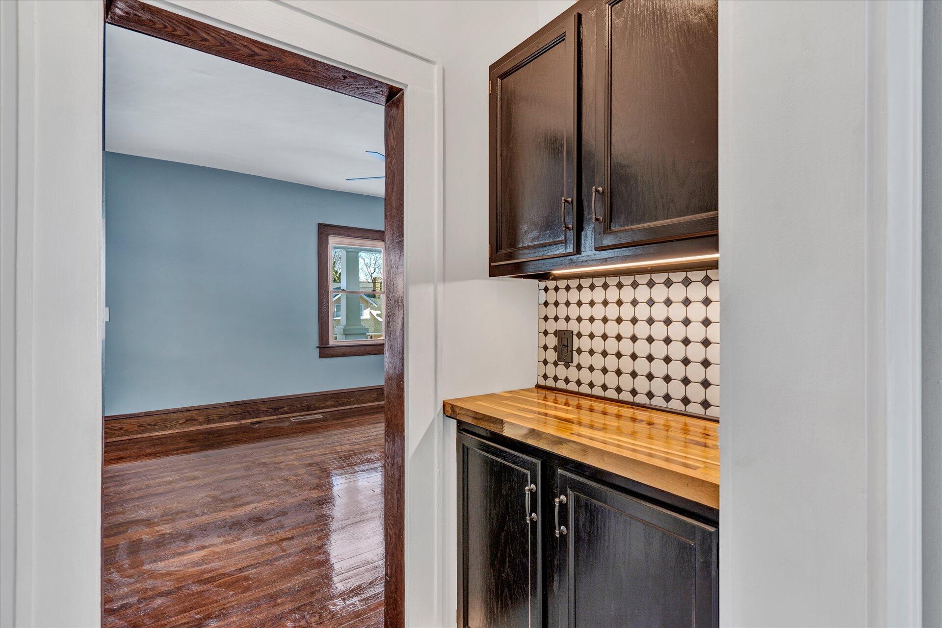 513 Riverland Road Southeast Roanoke, VA 24014 - Photo 7 of 26 Kitchen to Living Room
