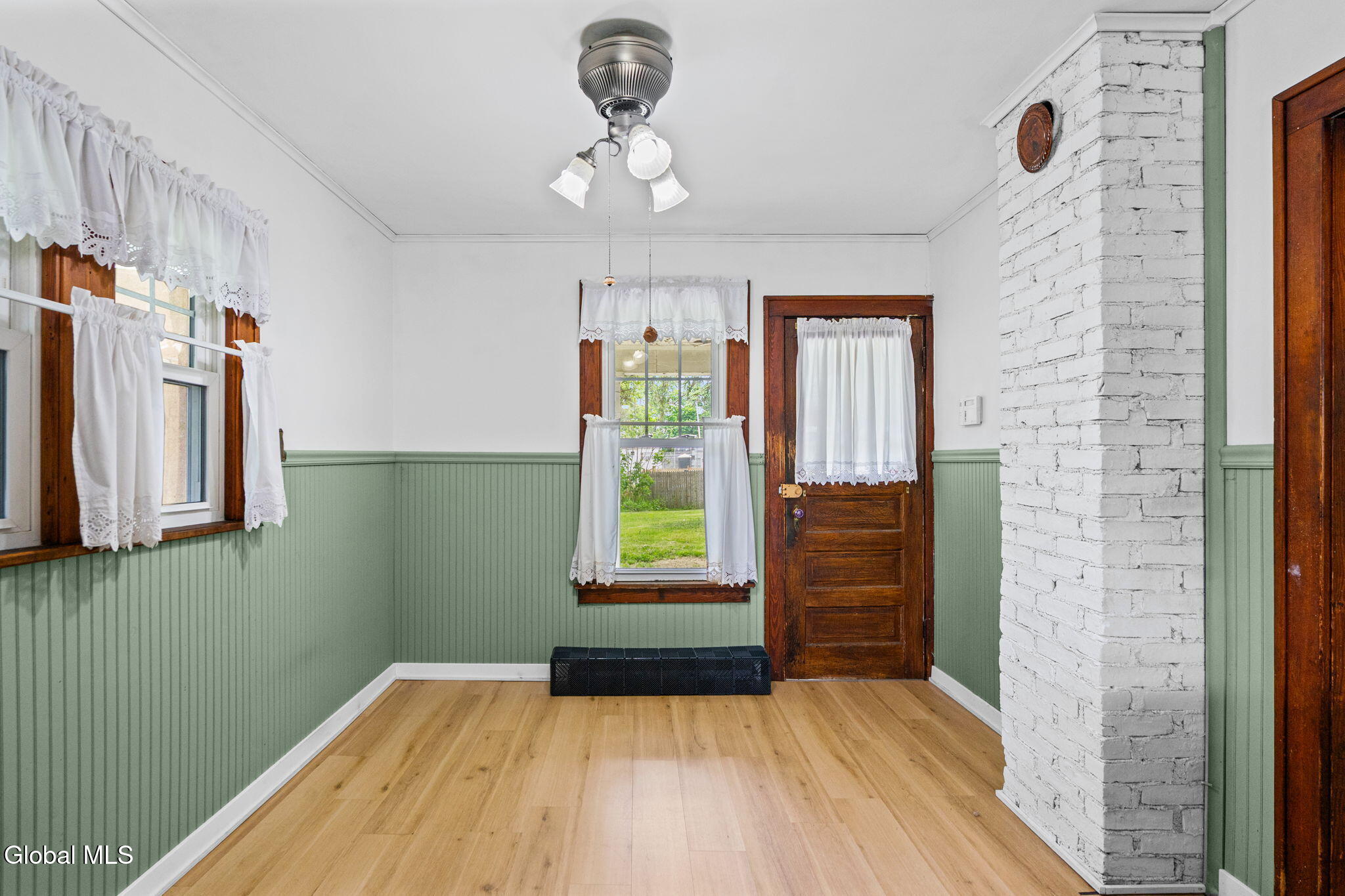36 New Turnpike Road Troy, NY 12182 - Photo 4 of 20 Eat in Kitchen / Entryway