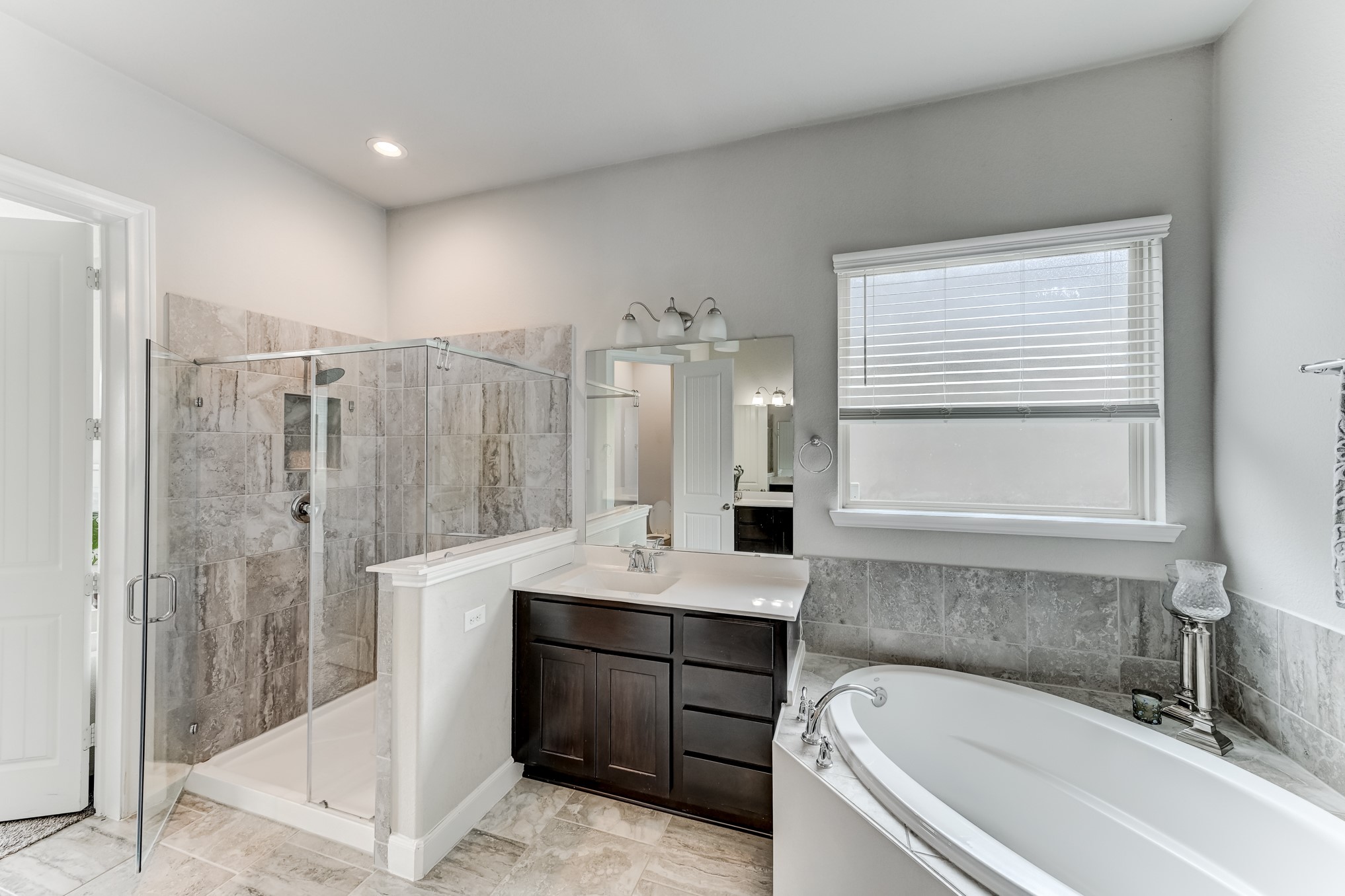 5806 Metaphor Way Rosenberg, TX 77469 - Photo 25 of 50 a bathroom with a bathtub sink and mirror